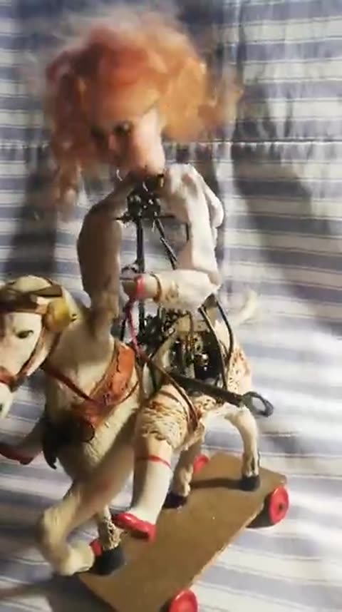 Muñeca a caballito