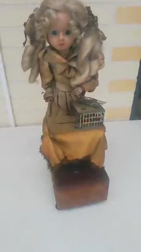 Muñeca con jaula