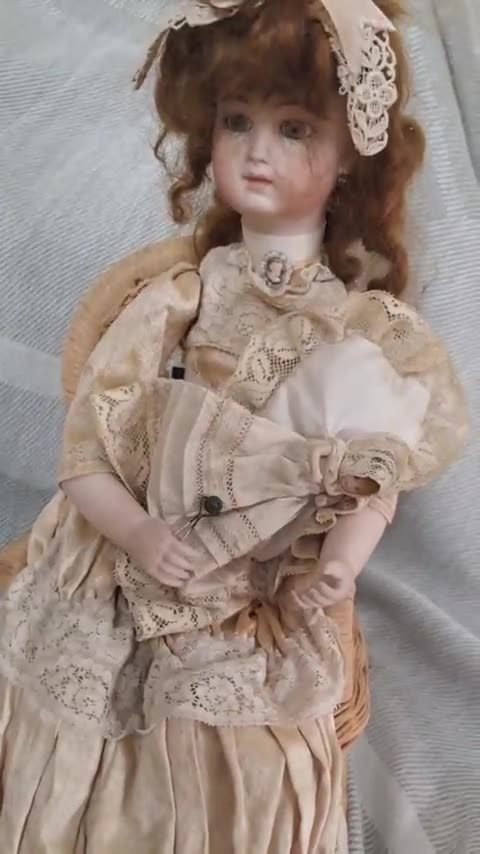 Muñeca con sonajero, meciendo a su bebé · Ca. 1960