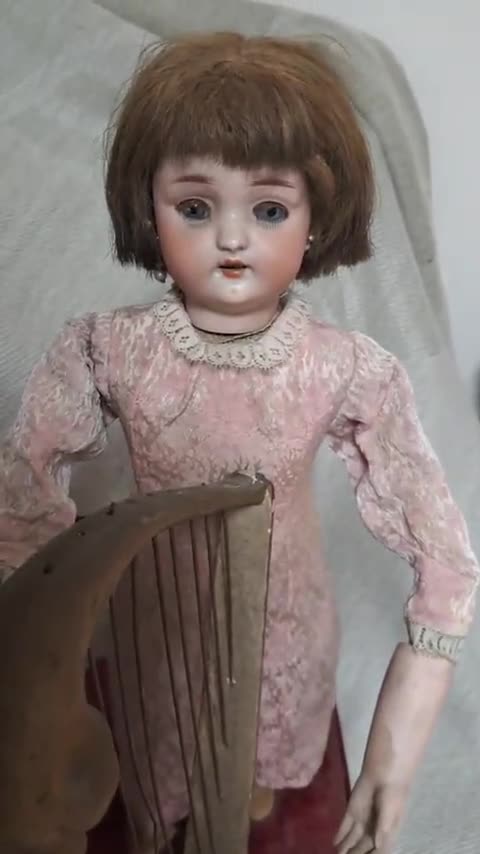Muñeca y arpa · Principios del siglo XX