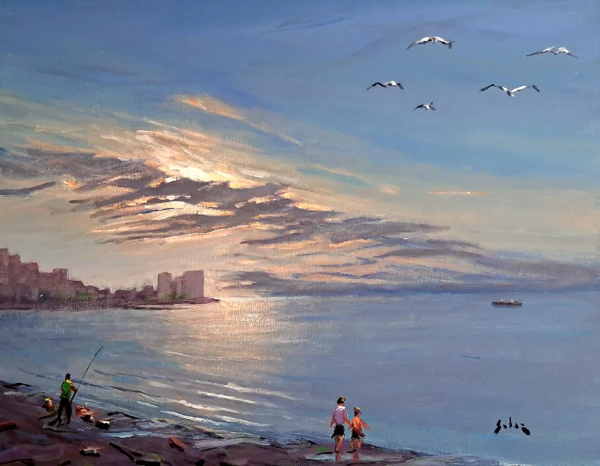 Óleo — bahía al atardecer, con gaviotas y pescadores en la orilla