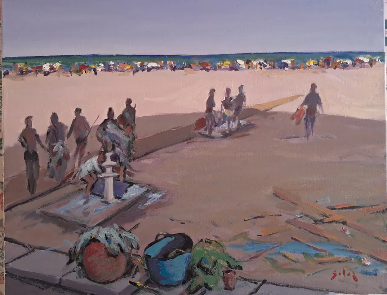 Óleo — paseo de playa con sombrillas al fondo