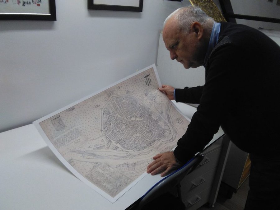 Rafael Solaz Albert with the historic Manceli map (1608)